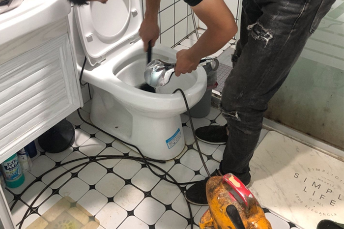 襄汾马桶堵塞自己疏通还是找师傅?专业上门服务让你省时更省心